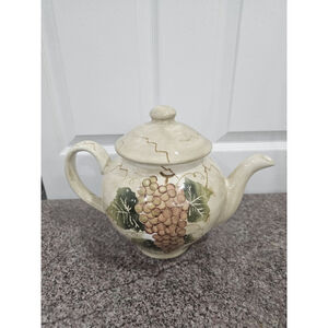 Tabletops Unlimited Cabernet (Semi Scallop, Rippled) Teapot